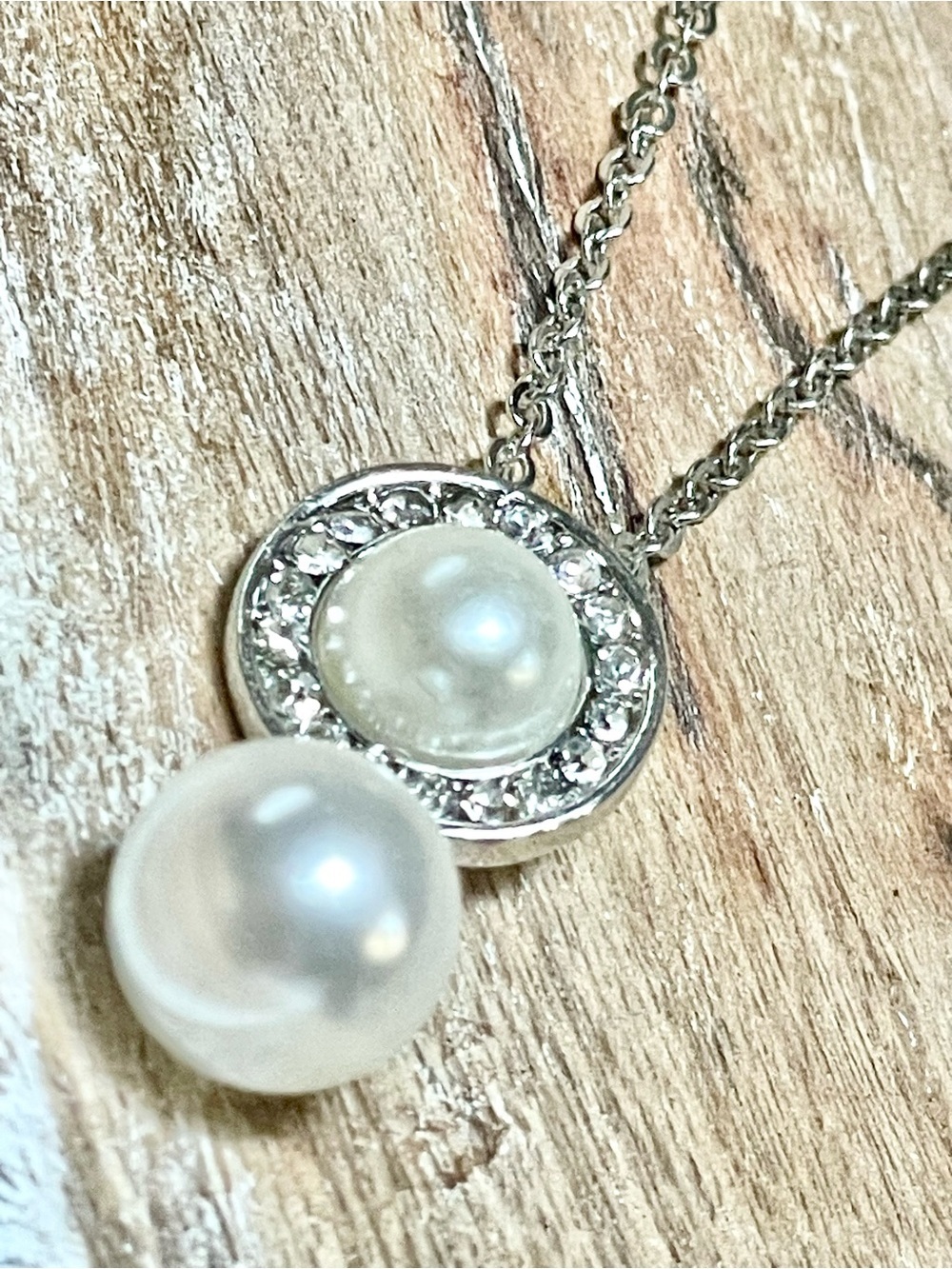 Elegant White Pearl and Crystal Circle Pendant Necklace - Silver Tone